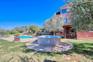 a house with a swimming pool in the yard at Traumhaft nur 400 Meter zum Strand in Banjole
