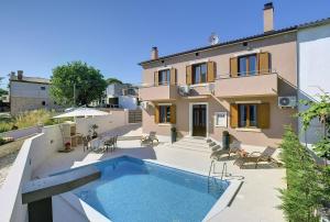 Bazén v ubytovaní Top Villa mit privatem Pool nur 1 km bis zum Strand mit Klima, WLAN, Sonnenliegen, Grill alebo v jeho blízkosti