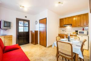 a kitchen and dining room with a table and chairs at Traumhaft nur 400 Meter zum Strand in Banjole