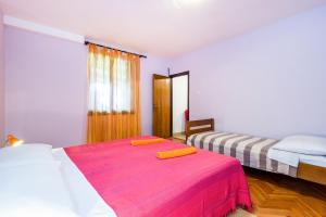 a bedroom with two beds and a pink blanket at Traumhaft nur 400 Meter zum Strand in Banjole +16 photos
