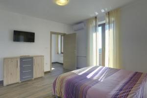 Posteľ alebo postele v izbe v ubytovaní Top Villa mit privatem Pool nur 1 km bis zum Strand mit Klima, WLAN, Sonnenliegen, Grill + 17 fotografií