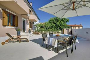 Balkón alebo terasa v ubytovaní Top Villa mit privatem Pool nur 1 km bis zum Strand mit Klima, WLAN, Sonnenliegen, Grill