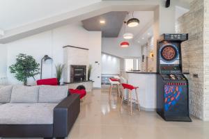 Fotografie z fotogalerie ubytování Villa für große Ansprüche mit großem Pool, Sauna, Whirlpool, Billard v destinaci Ližnjan + 30 fotografií