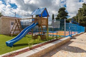 Fotografia z galérie ubytovania Villa für große Ansprüche mit großem Pool, Sauna, Whirlpool, Billard v destinácii Ližnjan