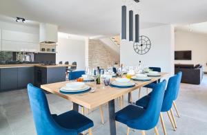 Fotografie z fotogalerie ubytování Top-Villa mit großem Pool, Billard, Kicker, Darts v destinaci Kaštel