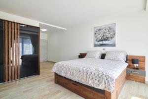 Fotografie z fotogalerie ubytování Top-Villa mit großem Pool, Billard, Kicker, Darts v destinaci Kaštel