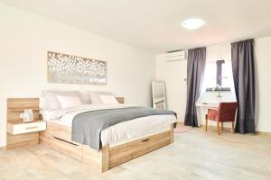 Fotografie z fotogalerie ubytování Top-Villa mit großem Pool, Billard, Kicker, Darts v destinaci Kaštel