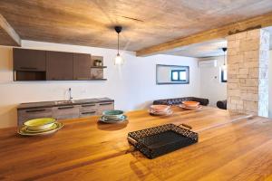Fotografie z fotogalerie ubytování Top-Villa mit großem Pool, Billard, Kicker, Darts v destinaci Kaštel