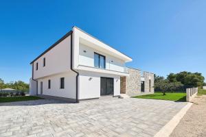Fotografie z fotogalerie ubytování Top-Villa mit großem Pool, Billard, Kicker, Darts v destinaci Kaštel