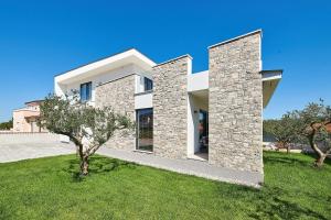 Fotografie z fotogalerie ubytování Top-Villa mit großem Pool, Billard, Kicker, Darts v destinaci Kaštel