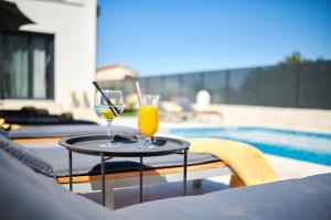 Fotografie z fotogalerie ubytování Top-Villa mit großem Pool, Billard, Kicker, Darts v destinaci Kaštel