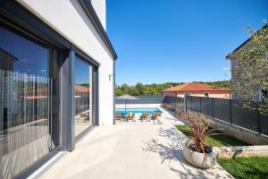 Fotografie z fotogalerie ubytování Top-Villa mit großem Pool, Billard, Kicker, Darts v destinaci Kaštel