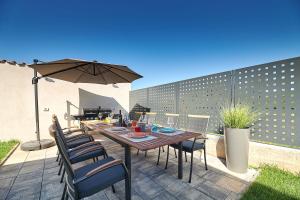 Fotografie z fotogalerie ubytování Top-Villa mit großem Pool, Billard, Kicker, Darts v destinaci Kaštel