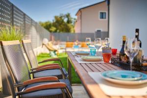Fotografie z fotogalerie ubytování Top-Villa mit großem Pool, Billard, Kicker, Darts v destinaci Kaštel