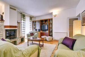 a living room with two couches and a tv at Einzigartige Villa nur 1 km bis zum Strand mit privatem Pool, BBQ, Klima, WLAN in Ližnjan