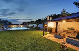 un patio trasero con sofá y piscina en Villa Entini, en Vinkuran