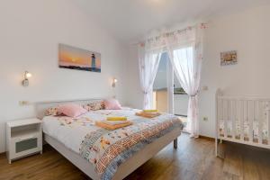 Postel nebo postele na pokoji v ubytování Komfortables Ferienhaus mit Klima, WLAN, Grill und Parkplatz