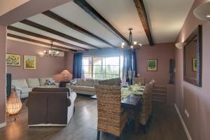 Posezení v ubytování Herrliche Villa mit Pool, Whirlpool, Sauna, Fitnessraum,WiFi und nur 2 km vom Strand entfernt