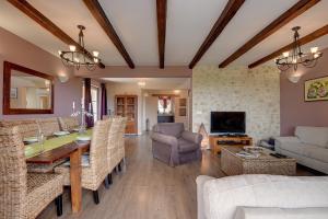 TV a/nebo společenská místnost v ubytování Herrliche Villa mit Pool, Whirlpool, Sauna, Fitnessraum,WiFi und nur 2 km vom Strand entfernt