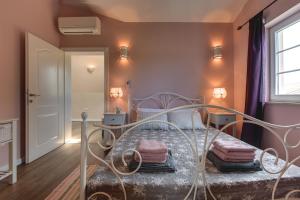 Postel nebo postele na pokoji v ubytování Herrliche Villa mit Pool, Whirlpool, Sauna, Fitnessraum,WiFi und nur 2 km vom Strand entfernt + 24 fotografií