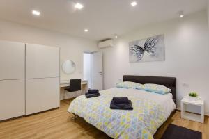 Posteľ alebo postele v izbe v ubytovaní Villa mit privatem Pool, Klima, WLAN, BBQ in der Nähe vom Meer + 15 fotografií