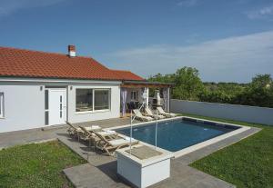 Bazén v ubytovaní Villa mit privatem Pool, Klima, WLAN, BBQ in der Nähe vom Meer alebo v jeho blízkosti