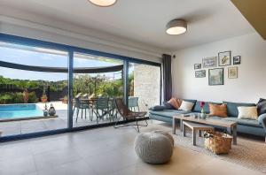 Bazén v ubytovaní Luxusvilla in Pula mit privatem Pool, Tischtennis, BBQ, WLAN alebo v jeho blízkosti