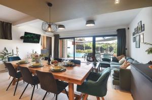 Televízia a/alebo spoločenská miestnosť v ubytovaní Luxusvilla in Pula mit privatem Pool, Tischtennis, BBQ, WLAN