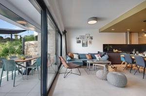 Posedenie v ubytovaní Luxusvilla in Pula mit privatem Pool, Tischtennis, BBQ, WLAN