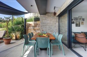 Posedenie v ubytovaní Luxusvilla in Pula mit privatem Pool, Tischtennis, BBQ, WLAN