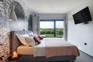 Televízia a/alebo spoločenská miestnosť v ubytovaní Luxusvilla in Pula mit privatem Pool, Tischtennis, BBQ, WLAN
