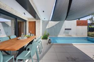 Bazén v ubytovaní Luxusvilla in Pula mit privatem Pool, Tischtennis, BBQ, WLAN alebo v jeho blízkosti