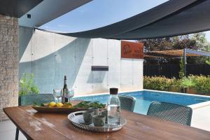 Bazén v ubytovaní Luxusvilla in Pula mit privatem Pool, Tischtennis, BBQ, WLAN alebo v jeho blízkosti