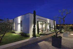Vonkajšia záhrada v ubytovaní Luxusvilla in Pula mit privatem Pool, Tischtennis, BBQ, WLAN