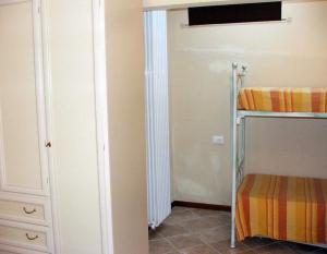 a small room with a bunk bed and a closet at Ferienhäuschen CLAUDIO mit Pool in Tignale in Olzano