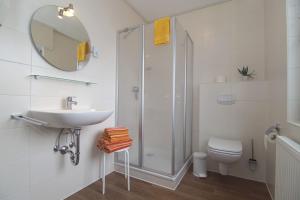 ノルトダイヒにあるBungalow Windstilleのシャワー、洗面台、トイレ付きのバスルーム