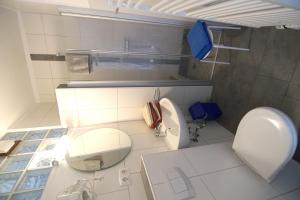 Un baño pequeño con inodoro y lavabo. en Bungalow Tilla, en Norddeich
