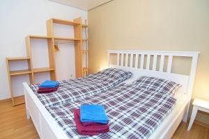 ノルトダイヒにあるBungalow Windsbrautのベッドルーム1室(ベッド1台、タオル2枚付)