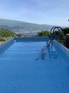 Bassenget på eller i nærheten av Ferienhaus mit Seeblick und Garten, Pool in ruhiger Lage von Tignale am Gardasee