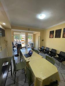 ein Zimmer mit einem Tisch und Stühlen sowie einem Laptop darauf in der Unterkunft Hotel Horizonte in Teresina