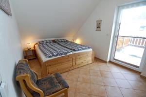 niewielka sypialnia z łóżkiem i oknem w obiekcie Haus Anne w mieście Norddeich