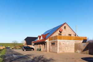 ein Haus mit einem davor geparkt in der Unterkunft Haus Anne in Norddeich