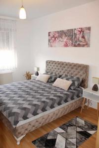 1 dormitorio con 1 cama grande en una habitación en Miss apartman, en Jagodina