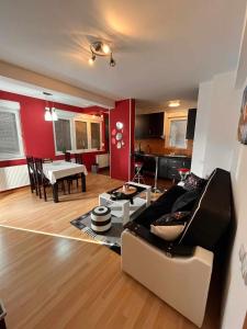 sala de estar con sofá y mesa en Miss apartman, en Jagodina