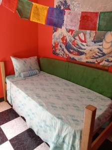 uma cama num quarto com uma pintura na parede em TOGA GUEST HOUSE em Port Antonio