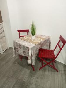 uma mesa com duas cadeiras e uma planta sobre ela em Casa Patri y Salva em Igualeja