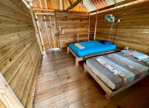 pokój z 2 łóżkami w drewnianym domku w obiekcie Cabañas sobre el mar en Guna Yala w mieście Playón Chico