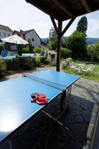 Stolní tenis v ubytování Logis Hôtel restaurant Bel Horizon nebo okolí
