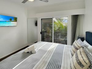 a bedroom with a bed with a view of the ocean at H2O Holiday Apartments Unit 12 in North Haven