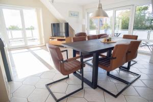 a dining room with a table and chairs at Captain´s Suite in Gollendorf – mit Kaminofen in Gollendorf